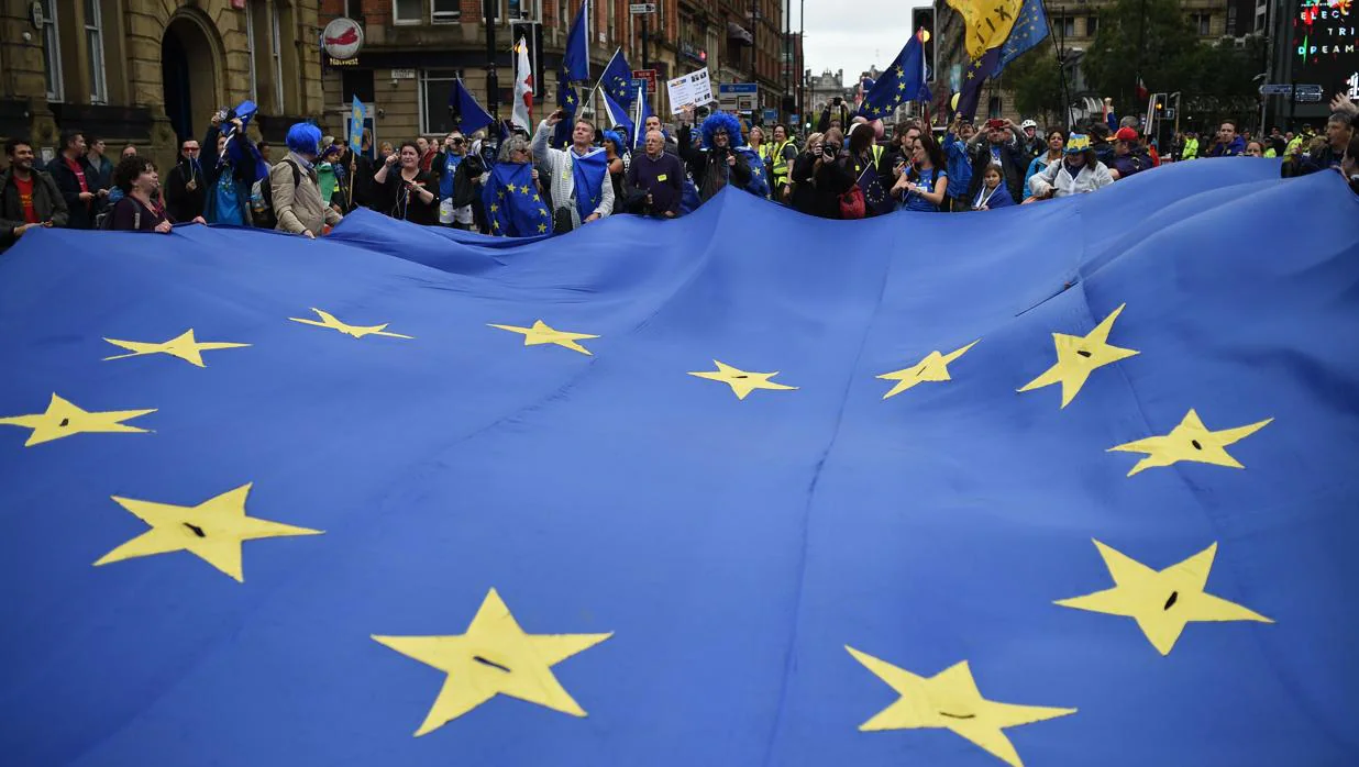 Manifestantes portan una gran bandera europea en Mánchester este domingo