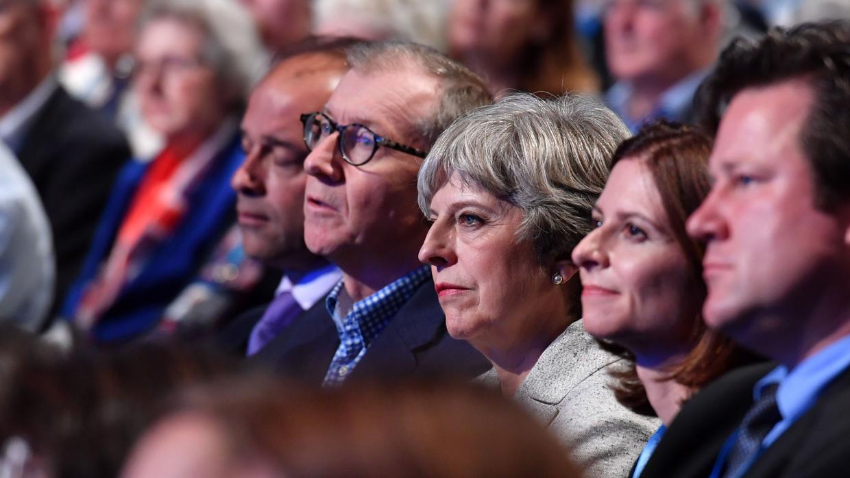 La primera ministra británica, Theresa May, escucha las intervenciones en el congreso «tory» en Mánchester