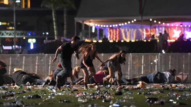 En vídeo: caos y carreras por el tiroteo en Las Vegas