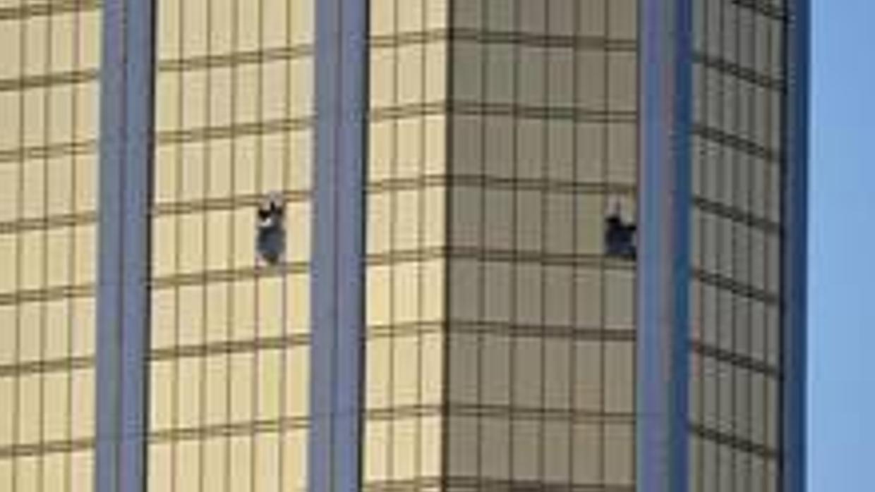 Ventanas rotas de la planta 32 del hotel Mandalay Bay, desde donde disparó el domingo por la noche el autor de la matanza de Las Vegas