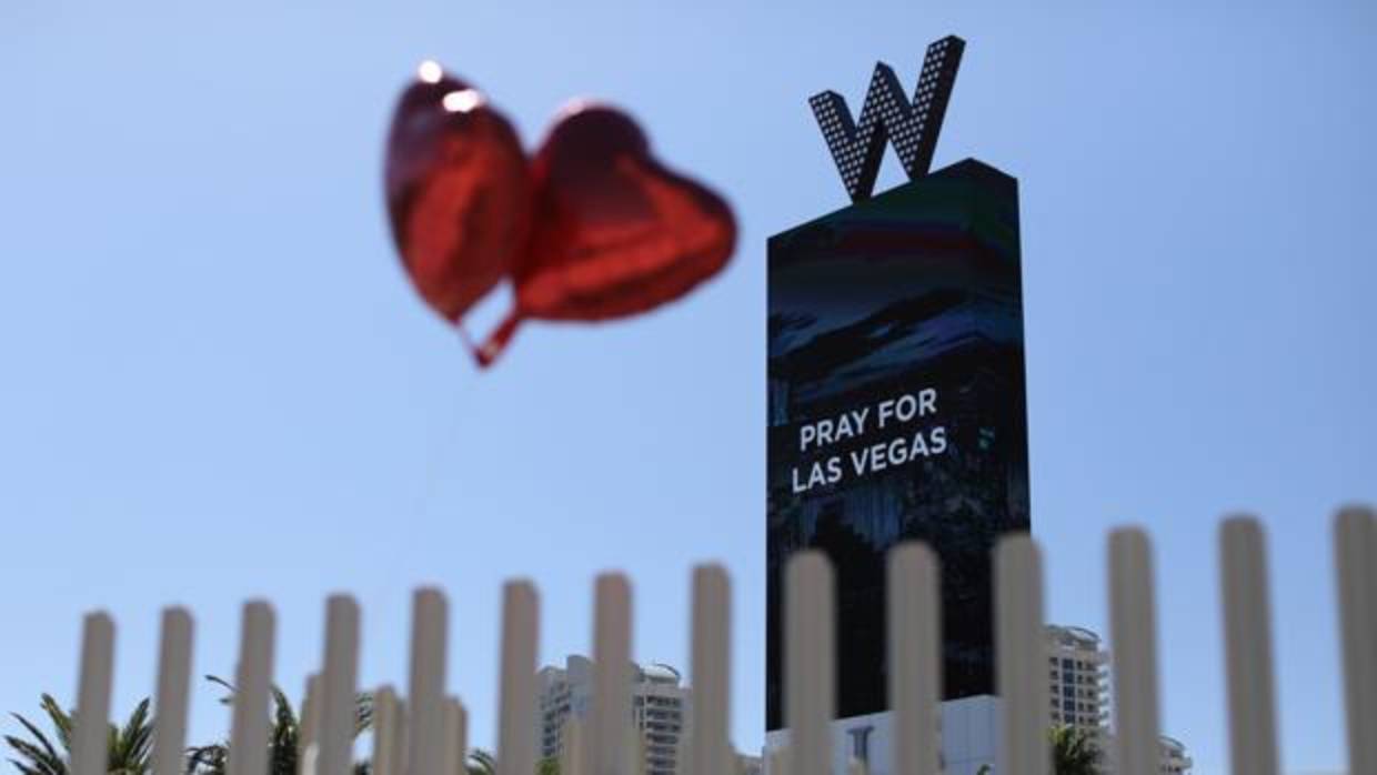 Uns globos juntio a un cartel que dice «Reza por Las Vegas», en la jornada de luto por la matanza