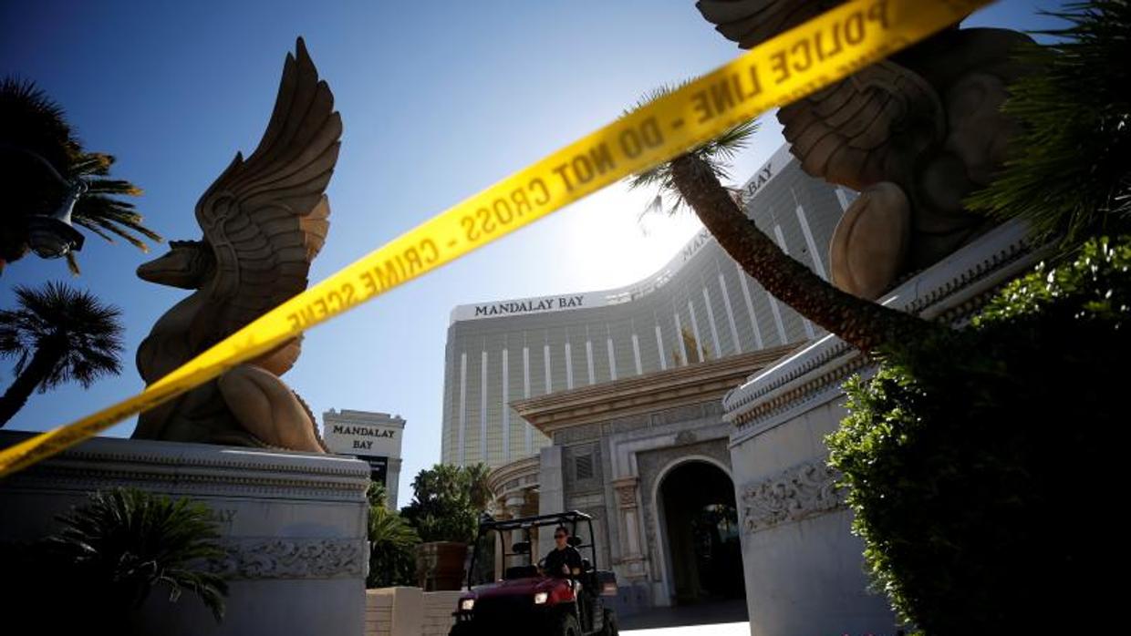 Un miembro del FBI se marcha del hotel Mandalay Bay, este miércoles en Las Vegas