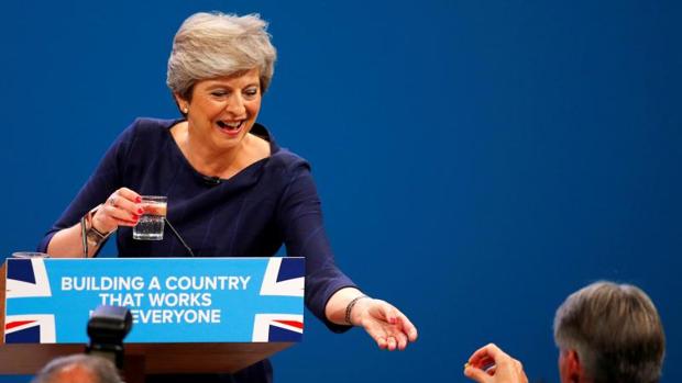 El accidentado discurso de Theresa May divide a los «tories»