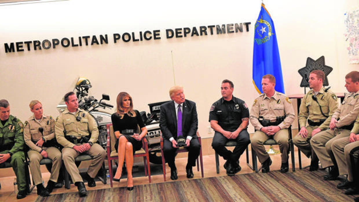 Trump y Melania, ayer en el Departamento de Policía de Las Vegas