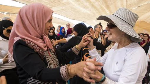 Mujeres árabes y judías bailan en una tienda montada en el desierto durante su marcha por la paz en Oriente Próximo