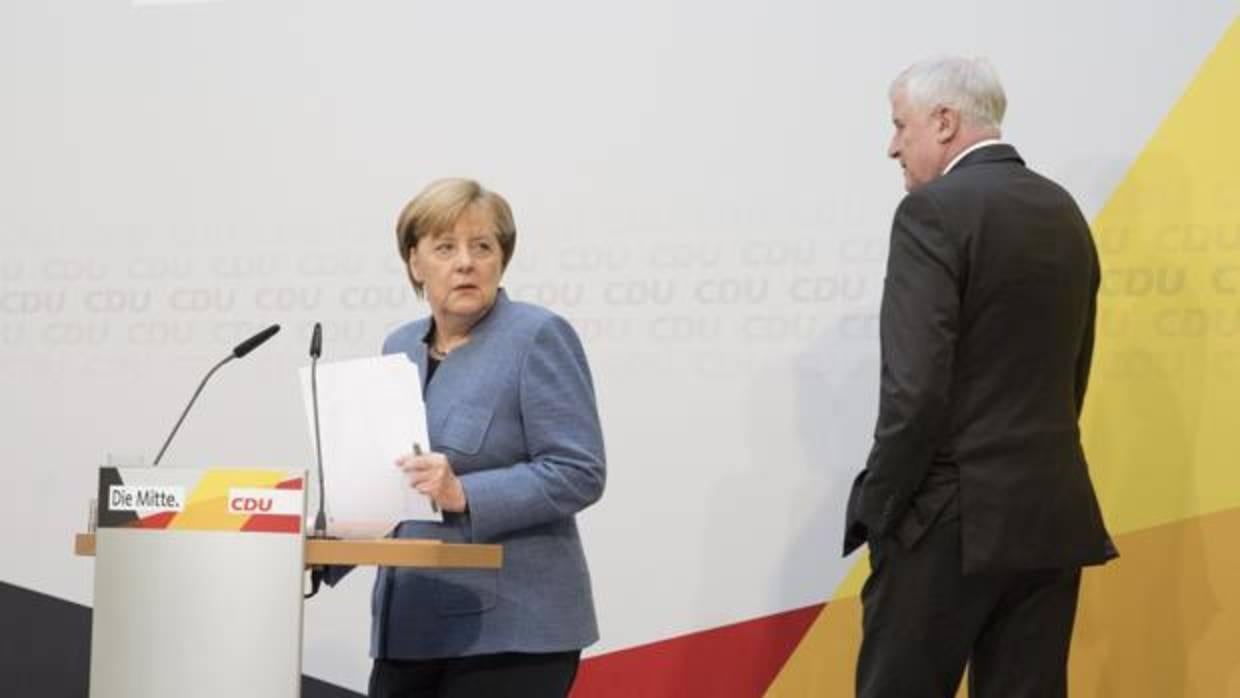 La canciller alemana y líder de la Unión Cristianodemócrata (CDU) , Angela Merkel (i), y el presidente de la bávara Unión Socialcristiana (CSU), Horst Seehofer (d), ofrecen una rueda de prensa conjunta en Berlín (Alemania), hoy 9 de octubre de 2017. El bloque conservador que apoya a Merkel mantendrá por primera vez el 18 de octubre sendas reuniones con el Partido Liberal (FDP) y Los Verdes, para tantear la posibilidad de formar una coalición de gobierno, anunciaron ambos durante dicha rueda. EFE/Omer Messinger