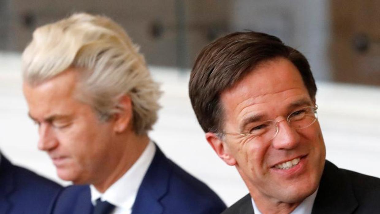 Mark Rutte (d), primer ministro de Holanda, y Geert Wilders, líder de la extrema derecha, durante una reunión en el Parlamento holandés el pasado marzo