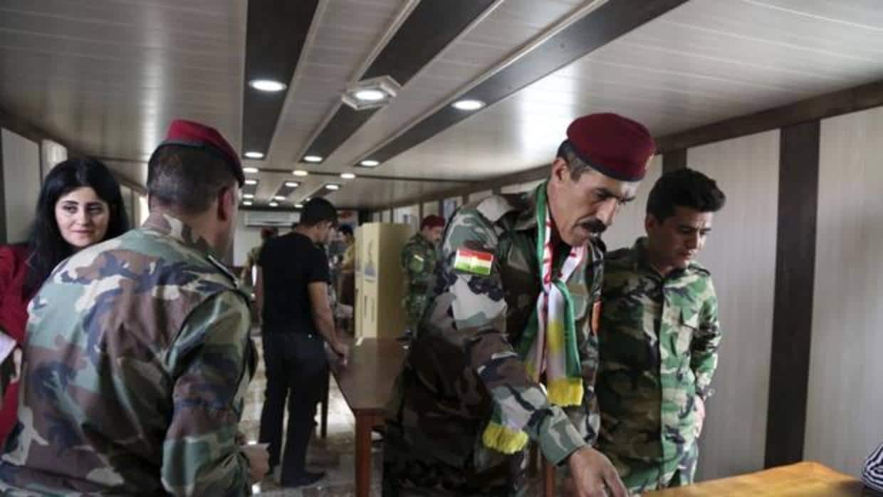Miembros de las Fuerzas de Seguridad kurdas votan durante la celebración del referéndum de independencia del Kurdistán en un colegio electoral de Erbil, al norte de Irak,