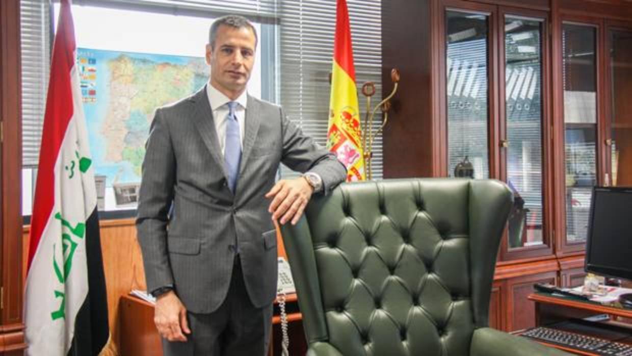 Alí Shimran, encargado de negocios de la Embajada de Irak en España, en su despacho
