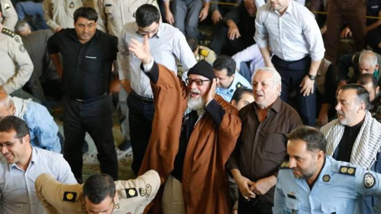 Musulmanes iraníes corean consignas anti-estadounidenses durante la oración sagrada de los viernes en Teherán