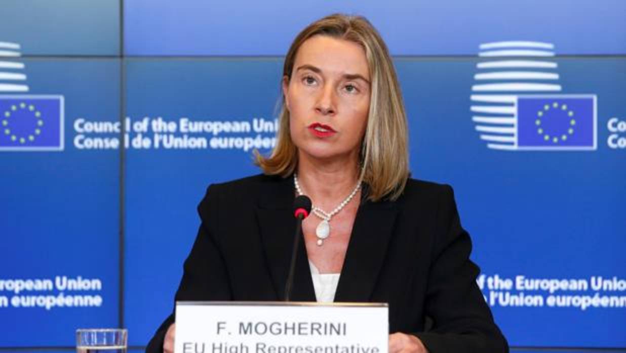 La jefa de la diplomacia europea, Federica Mogherini, ofrece una rueda de prensa durante el Consejo de Ministros de Exteriores de la Unión Europea celebrado este lunes en Luxemburgo