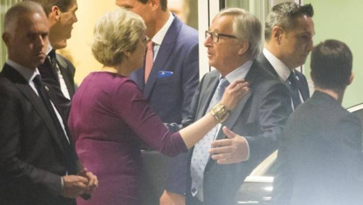Theresa May se despide de Jean-Claude Juncker, tras su «cena informal» este lunes en Bruselas