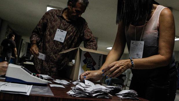 Un gobernador venezolano denuncia que funcionarios se niegan a cerrar los centros de votación