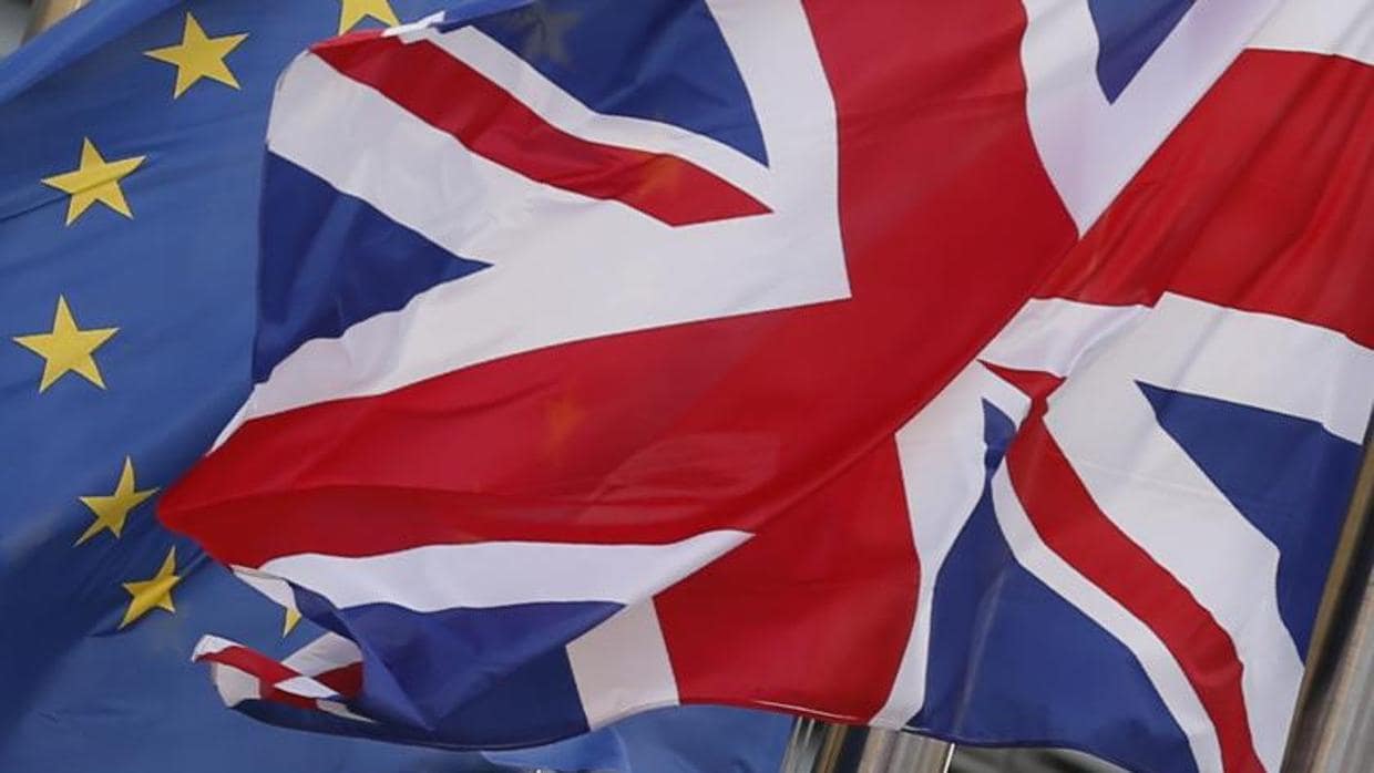 Bandera de Reino Unido y de la Unión Europea, antes de la llegada de Theresa May este lunes a la sede de la Comisión Europea en Bruselas