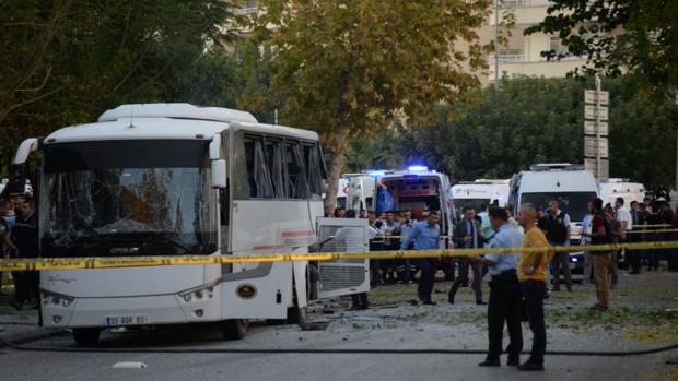 Dieciocho heridos tras un ataque con bomba a un vehículo policial en Turquía