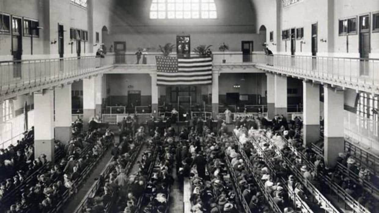 Fotografía de archivo sin fechar facilitada hoy, 9 de febrero de 2017, por el Servicio de Parques Nacionales estadounidense (NPS), que muestra el registro de inmigración en el Great Hall de Ellis Island en Nueva York, Estados Unidos
