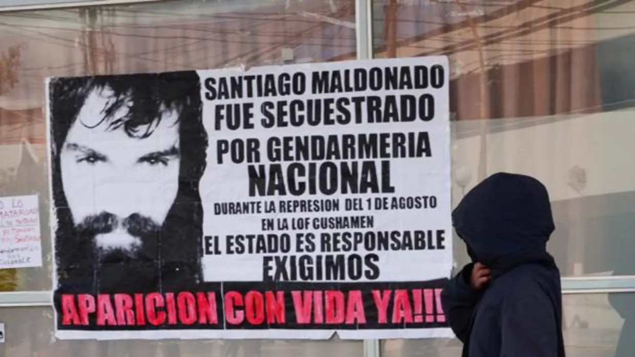 Un cartel colocado por allegados a Santiago Maldonado acusa a la Gendarmería Nacional de su desaparición