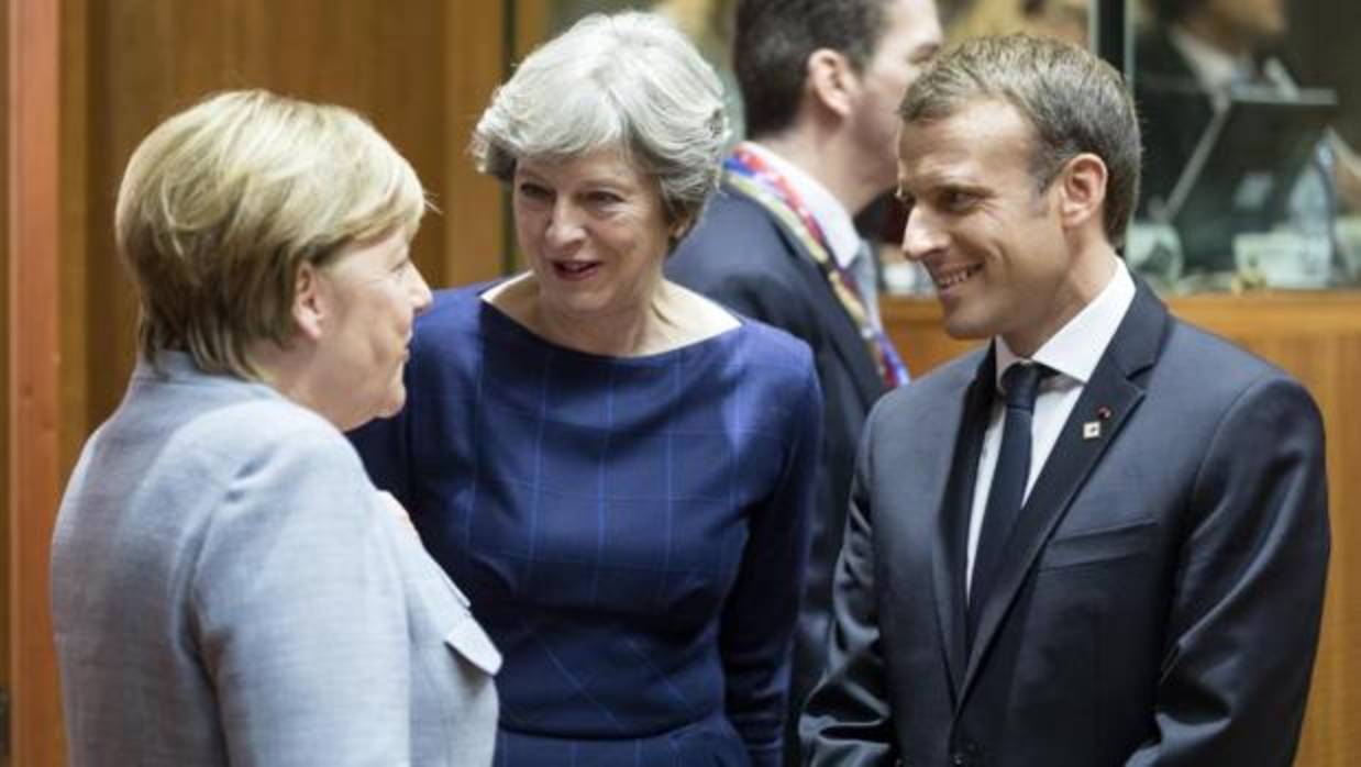 Angela Merkel, Theresa May y Emmanuel Macron, antes del comienzo de la cumbre del Consejo Europeo, este jueves en Bruselas