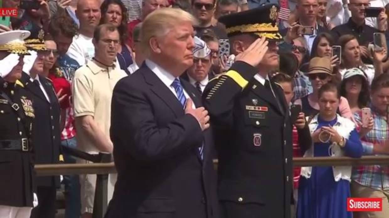 Donald Trump, en una ceremonia en el cementerio de Arlington