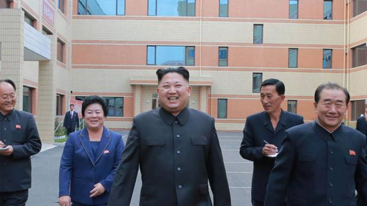 El dictador norcoreano, Kim Jong-un (centro)
