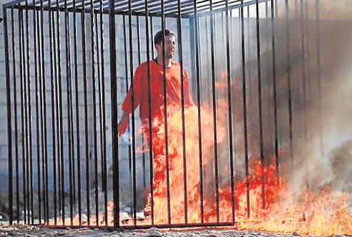El piloto jordano Moaz al Kasasbeh fue quemado vivo, encerrado en una jaula. Los yihadistas filmaron su asesinato y distribuyeron las imágenes por internet