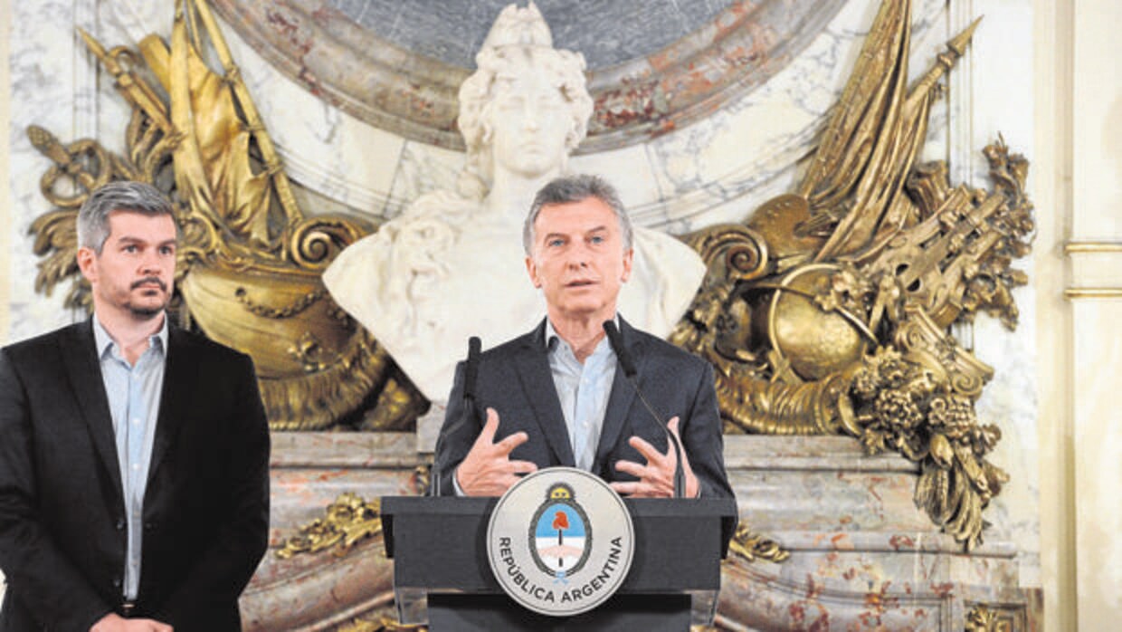 El presidente Mauricio Macri (derecha), ayer durante una rueda de prensa en la Casa Rosada, acompañado por el jefe del Gabinete, Marcos Peña