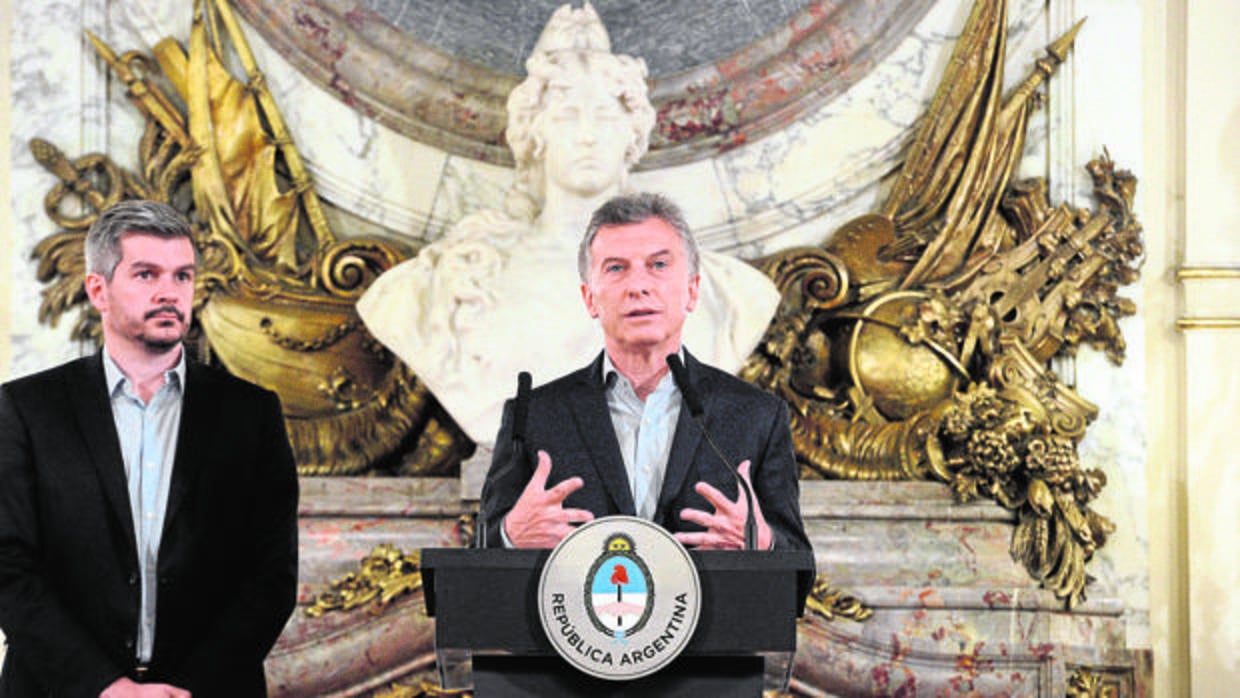 El presidente Mauricio Macri (derecha), ayer durante una rueda de prensa en la Casa Rosada, acompañado por el jefe del Gabinete, Marcos Peña