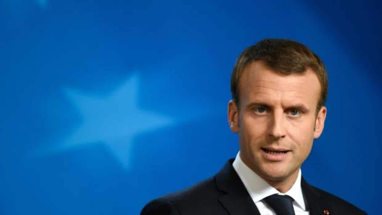 El presidente francés, Emmanuel Macron, habla a la prensa al final de la cumbre de líderes de la UE en el edificio Consejo de la UE