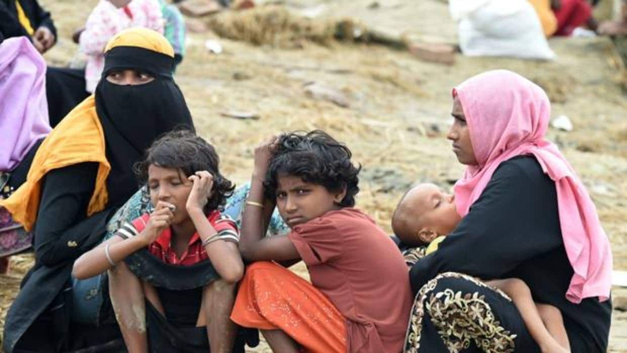 Una familia rohinya tras cruzar la frontera con Bangladesh