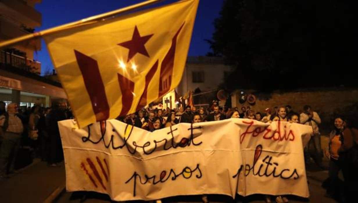 Varias personas sostienen banderas catalanas y gritan consignas durante una manifestación hoy, martes 17 de octubre de 2017, frente al consulado español en Perpiñán (Francia)