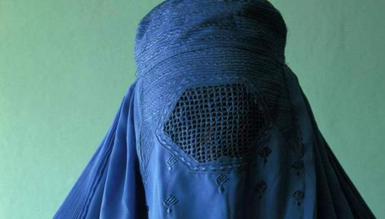 Una mujer con el burka tradicional afgano