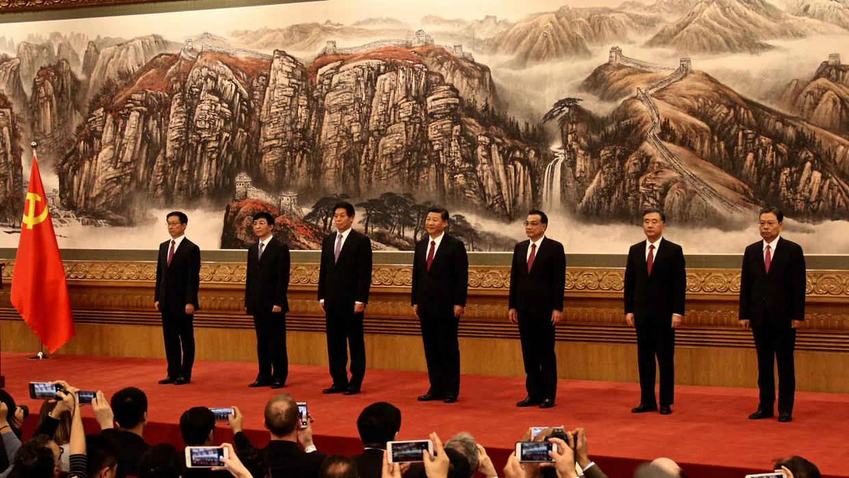 Con el presidente Xi Jinping en el centro, el nuevo Comité Permanente del Politburó del Partido Comunista de China ha sido presentado en el Gran Palacio del Pueblo de Pekín