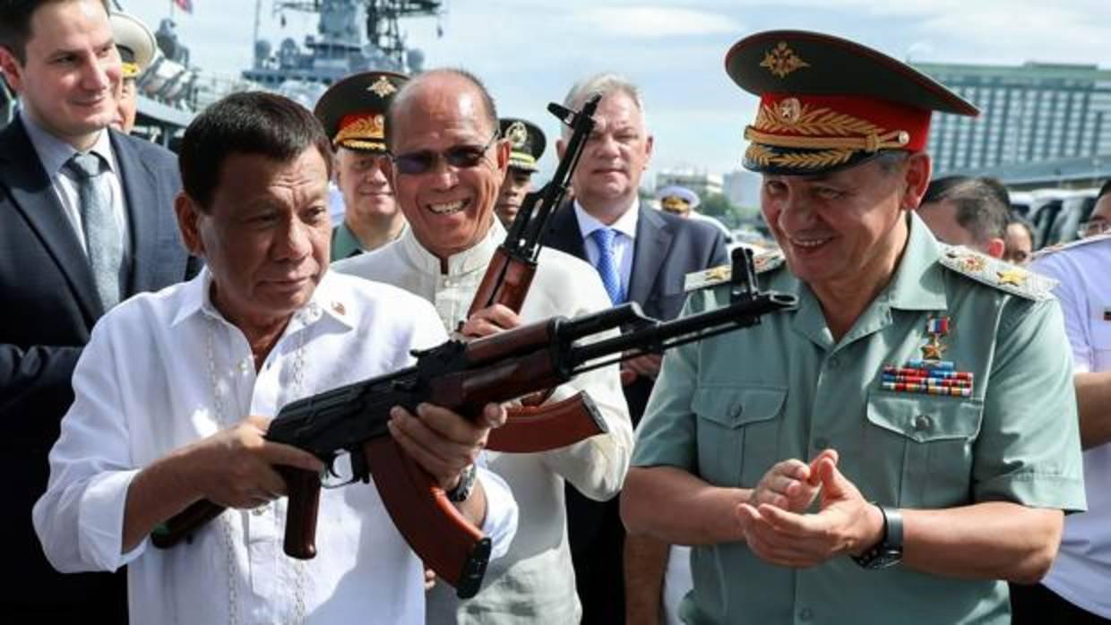 El presidente filipino, Rodrigo Duterte, inspecciona los kalashnikov recibidos de Rusia