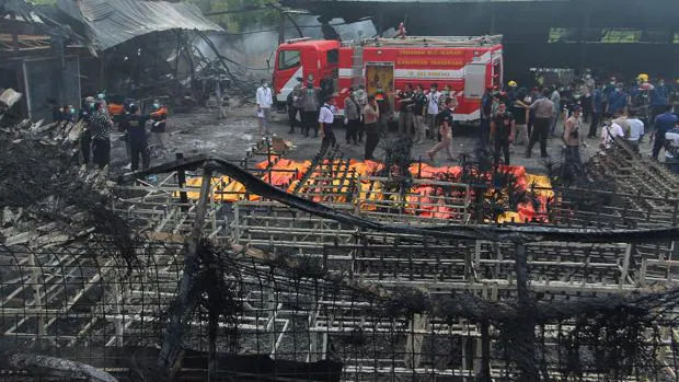 Decenas de muertos en la explosión de una fábrica de fuegos artificiales en Indonesia