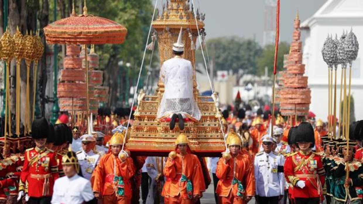 La urna real que traslada los restos del Rey de Tailandia atraviesa las calles de la capita