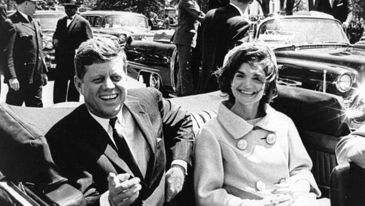 Fotografía cedida por la biblioteca presidencial John F. Kennedy del 3 de mayo de 1961 muestra al presidente de los Estados Unidos John F. Kennedy (i) y a la primera dama Jacqueline Kennedy (d)