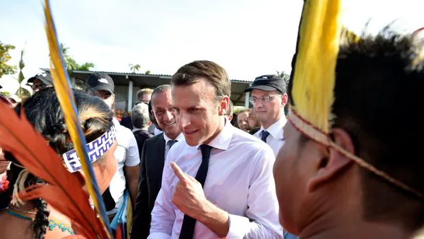 Macron, recibido con una batalla campal en su visita a Guayana: «No soy vuestro papá noel»