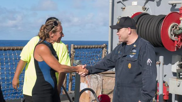 Una de las rescatadas saluda a un oficial de la Marina de EE.UU.