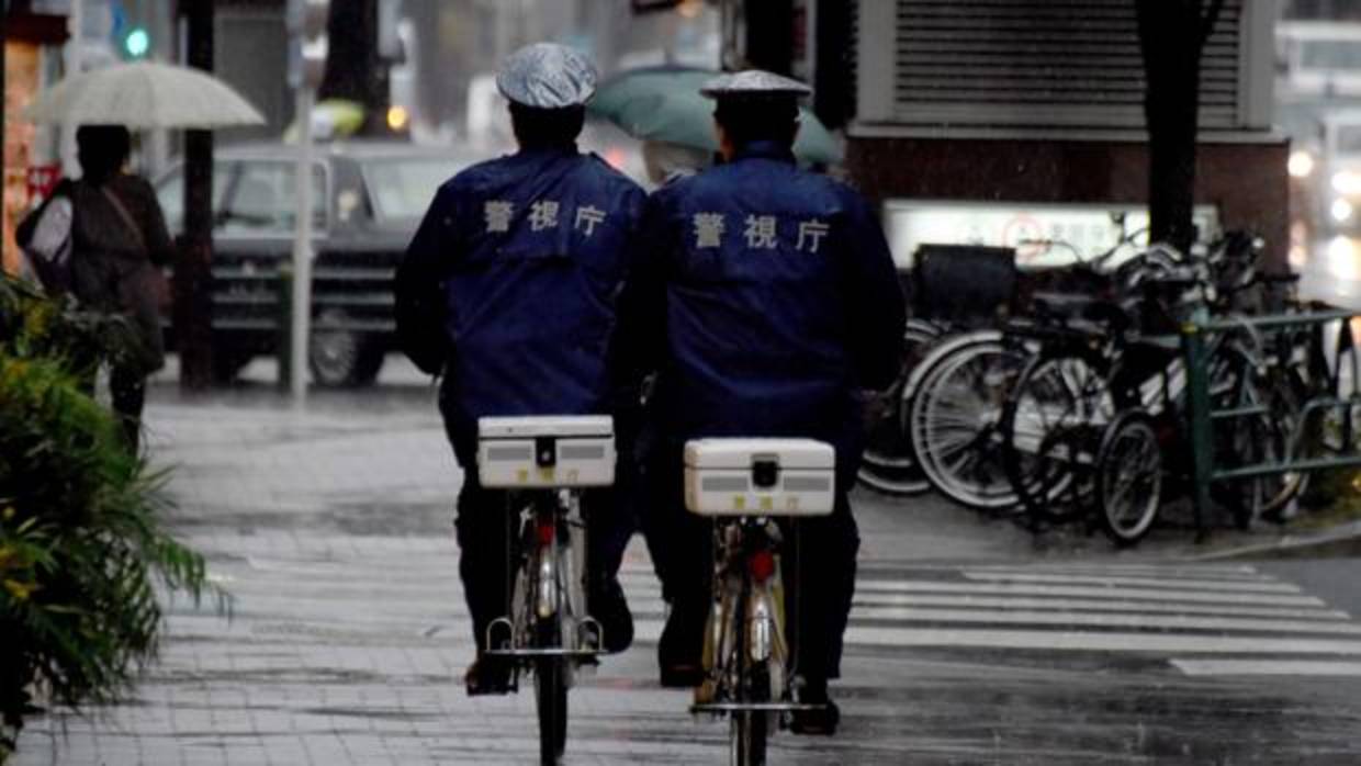 Imagen de archivo de dos policías japones en Tokio