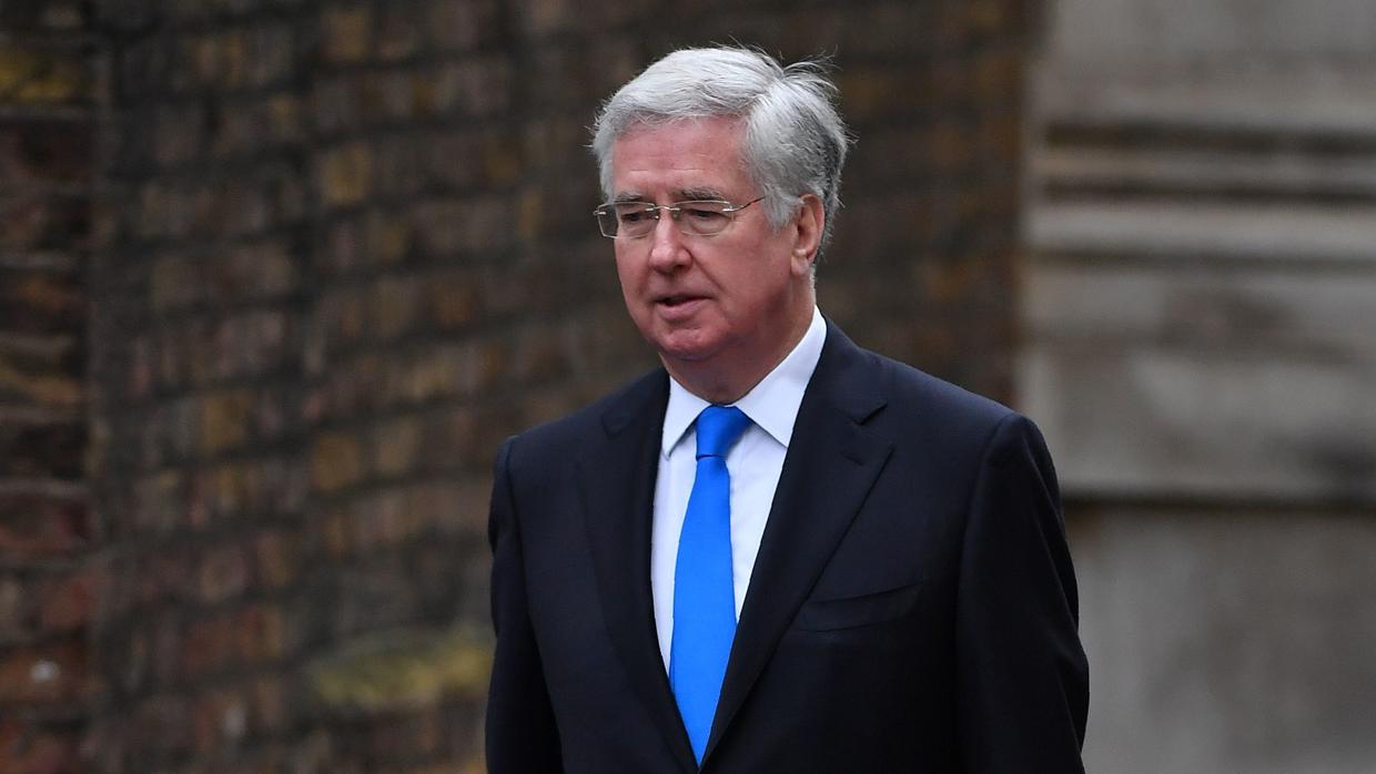 Dimite ministro de Defensa británico Michael Fallon tras acusación de conducta inapropiada