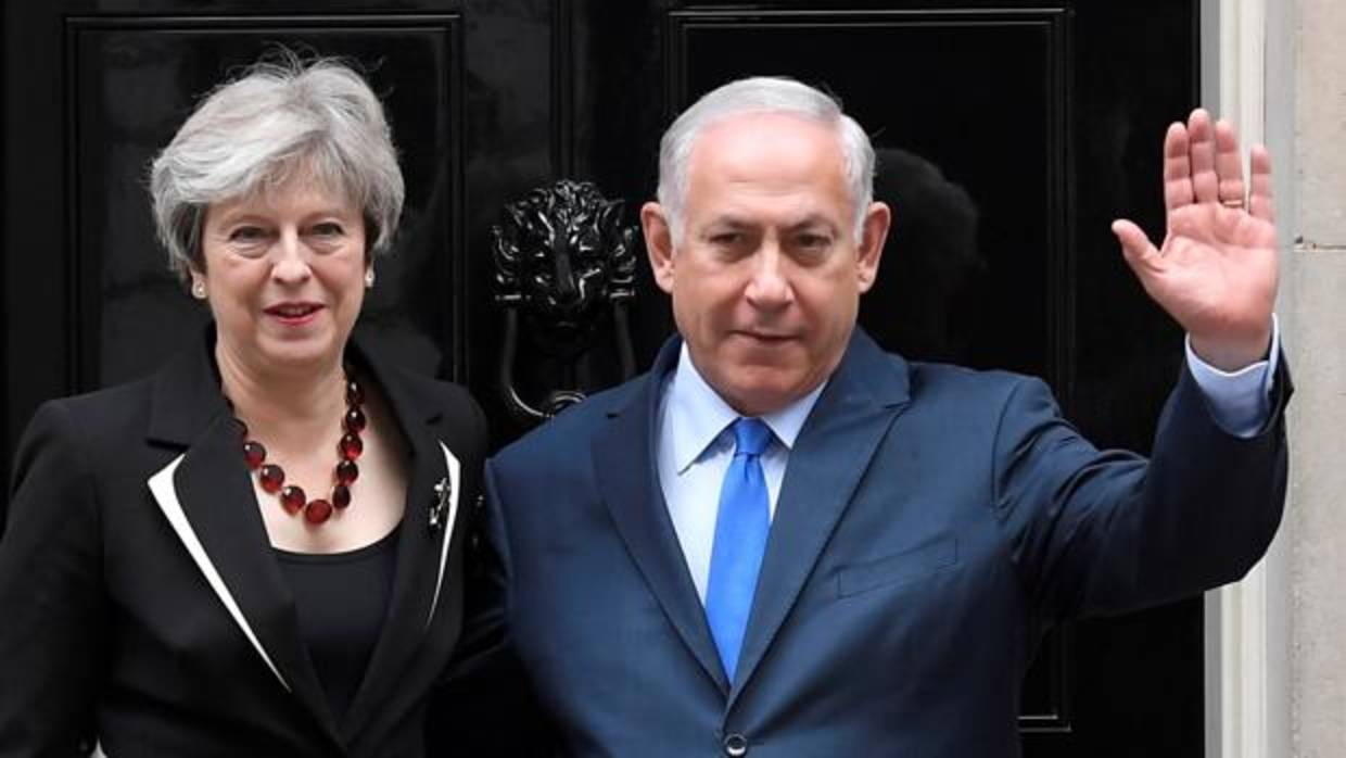 Theresa May recibe al primer ministro israelí, Benjamin Netanyahu, en el exterior del 10 de Downing Street