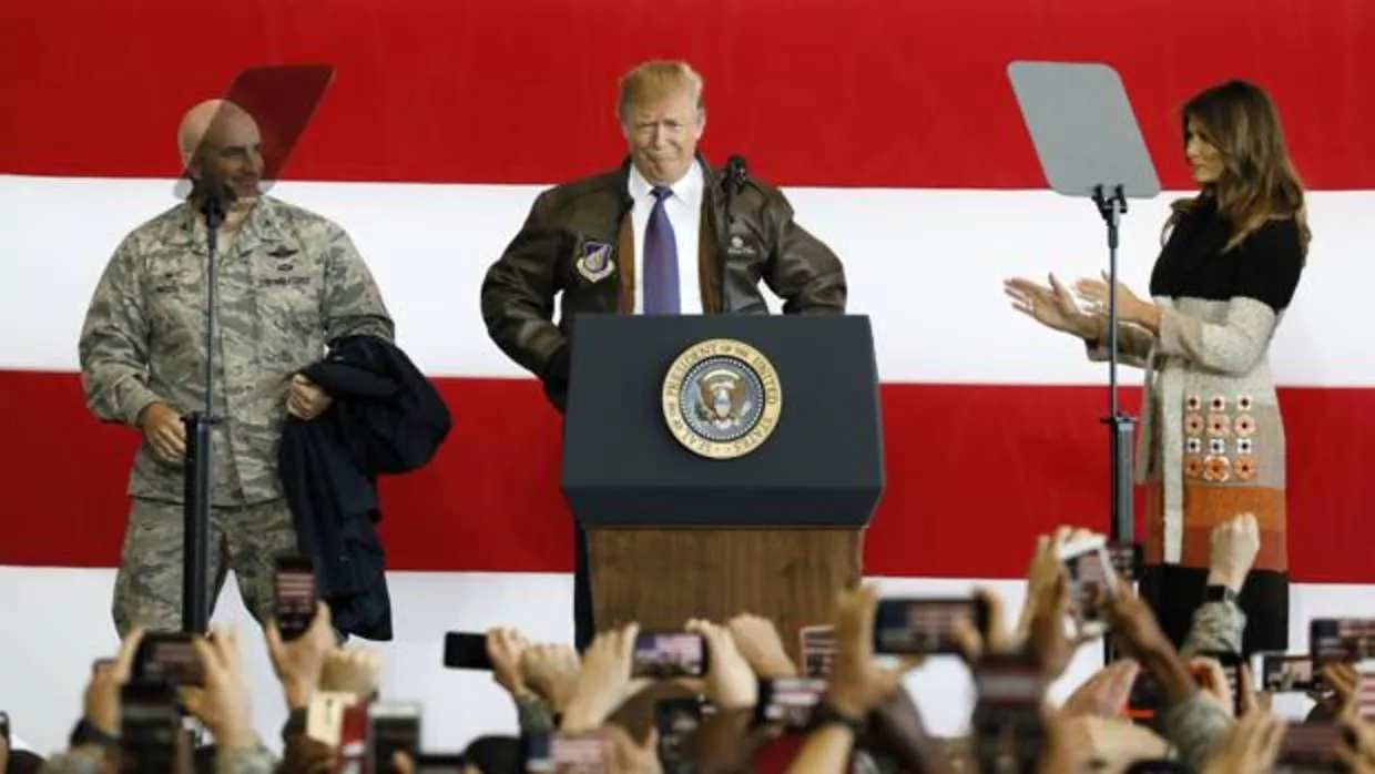 Donald Trump, con chaqueta de cuero de piloto de bombardero con el emblema de «Comandante en Jefe»
