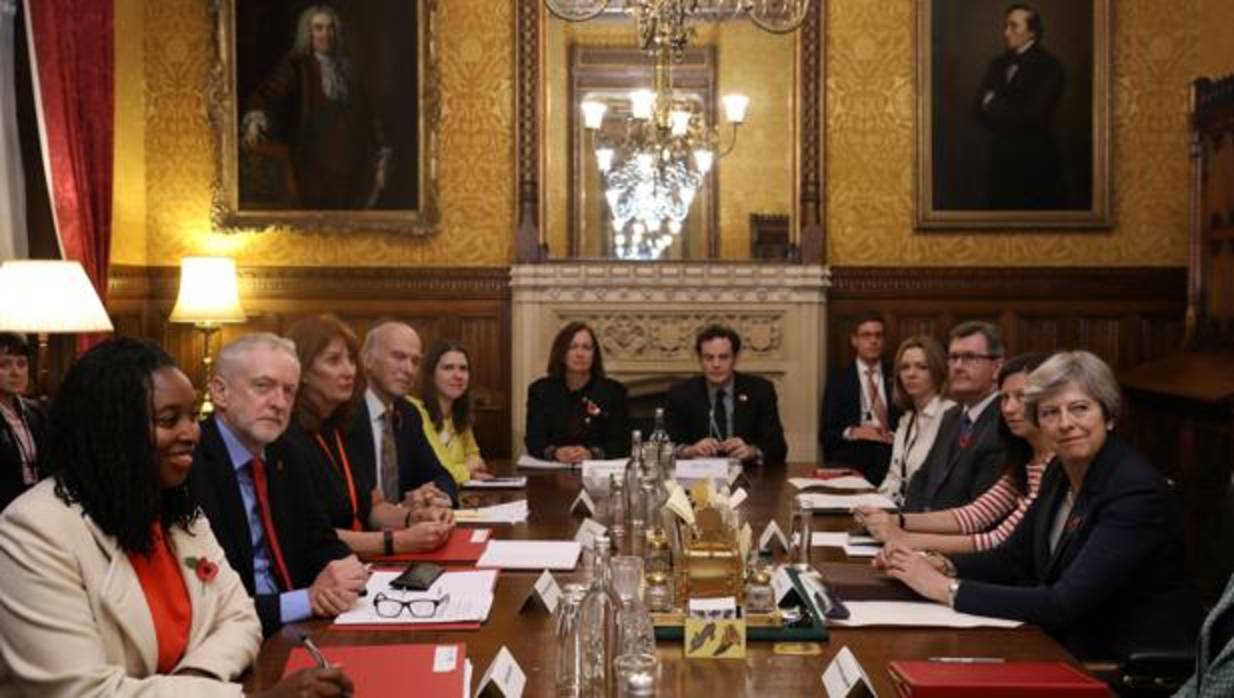 El líder del Partido Laborista británico Jeremy Corbyn y la primera ministra Theresa May se reúnen en la Oficina del Primer Ministro en Downing Street