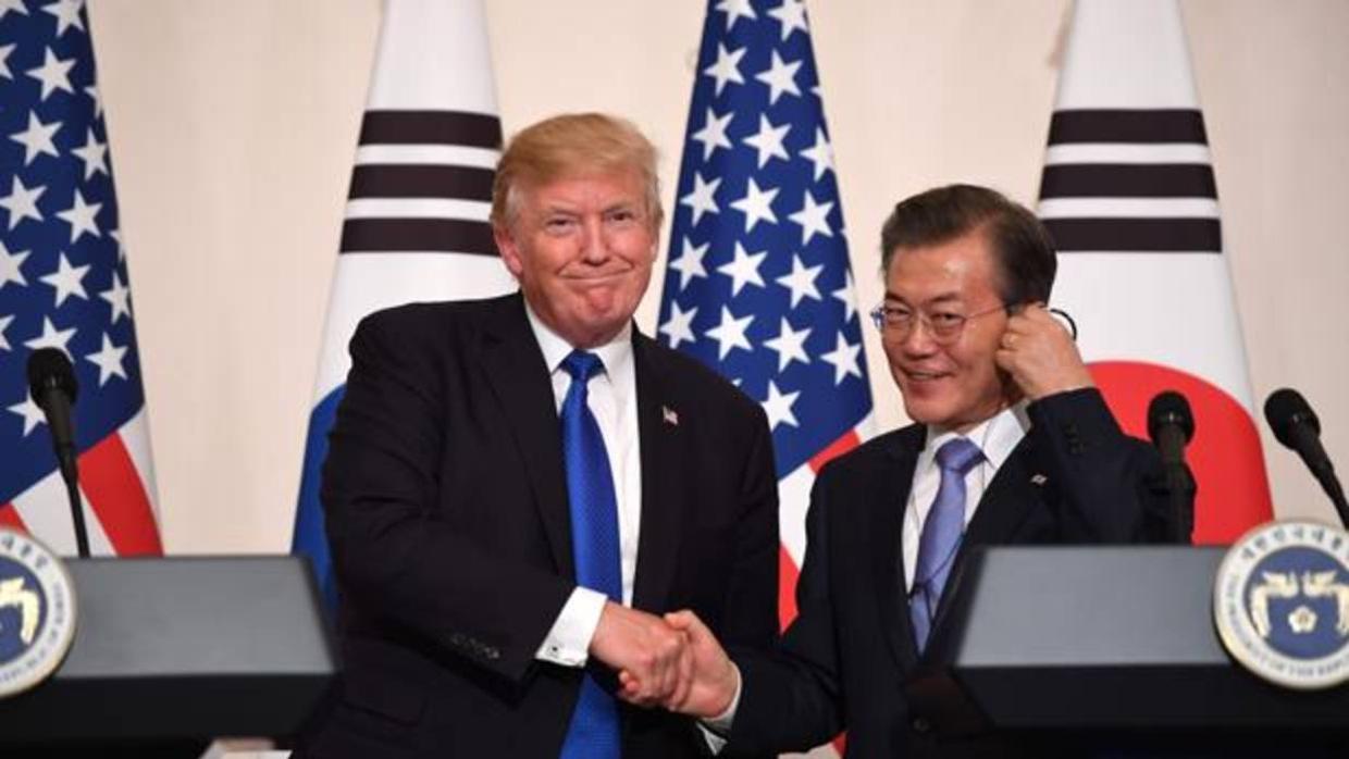 El presidente de EE.UU., Donald Trump, y su homólogo surcoreano, Moon Jae-In, se estrechan la mano