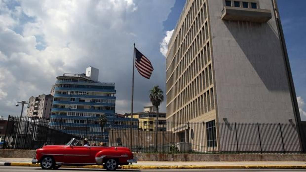 Un coche clásico pasa frente a la Embajada de EE.UU. en La Habana, en una imagen de archivo