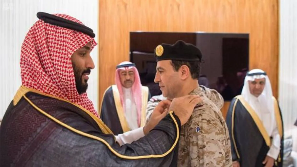 Bin Salman con el nuevo comandante de las Fuerzas Navales saudíes, ayer en Riad