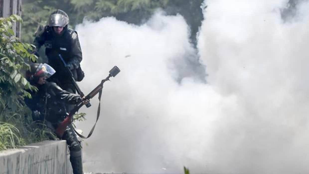 Agentes de las fuerzas bolivarianas, durante una protesta opositora el pasado julio
