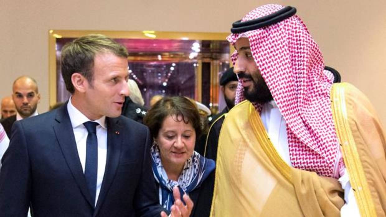 Una foto impresa proporcionada por el Palacio Real de Arabia Saudita el 9 de noviembre de 2017 muestra al Príncipe Heredero de Arabia Saudita Mohammed bin Salman recibiendo al Presidente francés Emmanuel Macron