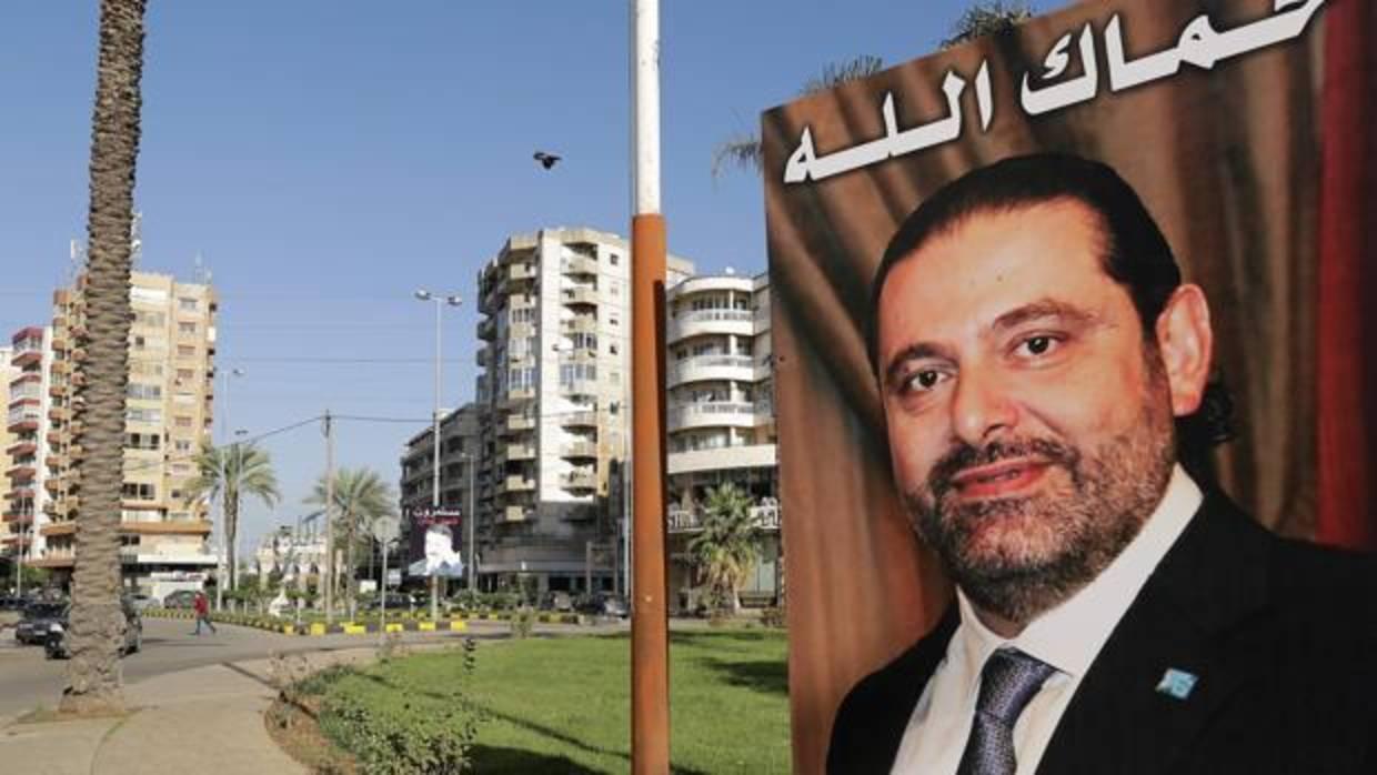 Cartel del dimitido primer ministro libanés, Saad Hariri, en la ciudad de Trípoli, con la frase «Dios te protege»