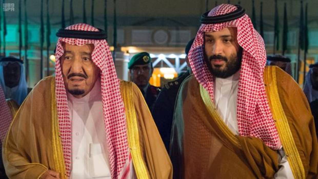 Mohamed bin Salman con su padre, el rey Salman, el pasado jueves en Riad